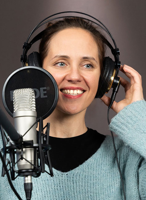 Sprecherin Sabine vor Mikrofon